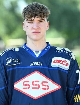 GER Sachsen Moritzburg Schloss Jagdschloss - Mannschaftsfototermin der Dresdner Eislöwen - Eishockeyteam und Einzelpoträts hier Bruno Riedl 1108.22 1108.22
