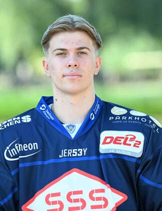 GER Sachsen Moritzburg Schloss Jagdschloss - Mannschaftsfototermin der Dresdner Eislöwen - Eishockeyteam und Einzelpoträts hier Joshua Geuß 1108.22 1108.22
