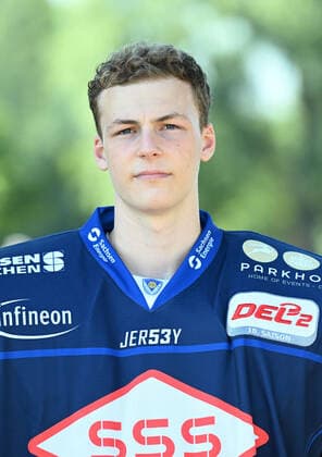 GER Sachsen Moritzburg Schloss Jagdschloss - Mannschaftsfototermin der Dresdner Eislöwen - Eishockeyteam und Einzelpoträts hier Pascal Seidel 1108.22 1108.22