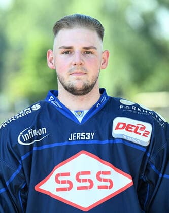 GER Sachsen Moritzburg Schloss Jagdschloss - Mannschaftsfototermin der Dresdner Eislöwen - Eishockeyteam und Einzelpoträts hier Fabian Belendir 1108.22 1108.22