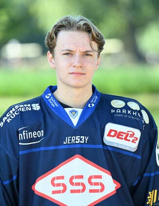 GER Sachsen Moritzburg Schloss Jagdschloss - Mannschaftsfototermin der Dresdner Eislöwen - Eishockeyteam und Einzelpoträts hier Timothy Spezia 1108.22 1108.22
