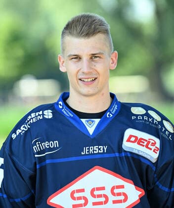 GER Sachsen Moritzburg Schloss Jagdschloss - Mannschaftsfototermin der Dresdner Eislöwen - Eishockeyteam und Einzelpoträts hier Mike Schmitz 1108.22 1108.22