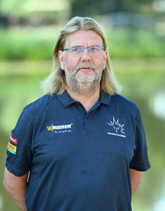 GER Sachsen Moritzburg Schloss Jagdschloss - Mannschaftsfototermin der Dresdner Eislöwen - Eishockeyteam und Einzelpoträts hier Lennart Halling 1108.22 1108.22