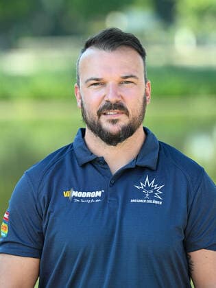 GER Sachsen Moritzburg Schloss Jagdschloss - Mannschaftsfototermin der Dresdner Eislöwen - Eishockeyteam und Einzelpoträts hier Steven Rupprich 1108.22 1108.22