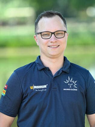 GER Sachsen Moritzburg Schloss Jagdschloss - Mannschaftsfototermin der Dresdner Eislöwen - Eishockeyteam und Einzelpoträts hier Pressesprecher Konrad Augustin 1108.22 1108.22
