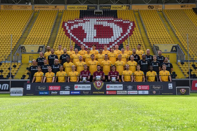 SG Dynamo Dresden; 3.Liga, Porträttermin 2022 2023, Mannschaftsfoto, Reihe 4 von links: Akaki Gogia, Robin Becker, Patrick Weihrauch, Jonas Saliger, Jong-min Seo, Jonathan Meier, Paul Will, Julius Kade, Kyu-Hyun Park Reihe 3 von links: Physiotherapeut Tobias Lange, Physiotherapeut Korbinian Dötter (Doetter), Physiotherapeut Tony Fischer, Dennis Borkowski, Julius Hoffmann, Claudio Kammerknecht, Paul Lehmann, Panagiotis Vlachodimos, Mannschaftsarzt Dr. med. Onays Al-Sadi, Zeugwart Tom Teichert-Tölg (Toelg), Teammanager Justin Leo Löwe (Loewe) Reihe 2 von links: Cheftrainer Markus Anfang, Co-Trainer Florian Junge, Co-Trainer Heiko Scholz, Michael Akoto, Kevin Ehlers, Jakob Lewald, Stefan Kutschke, Tim Knipping, Manuel Schäffler (Schaeffler), Torwarttrainer David Yelldell, Videoanalyst Timon Klasen, Jose Portela (Sportwissenschaftler) Reihe 1 von links: Jan Shcherbakovski, Luca Herrmann, Oliver Batista Meier, Jonas Oehmichen, Torwart Sven Müller (Mueller), Torwart Stefan Drljaca, Torwart Niklas Heeger, Max Kulke, Kyrylo Melichenko, Christian Conteh, Niklas Hauptmann
