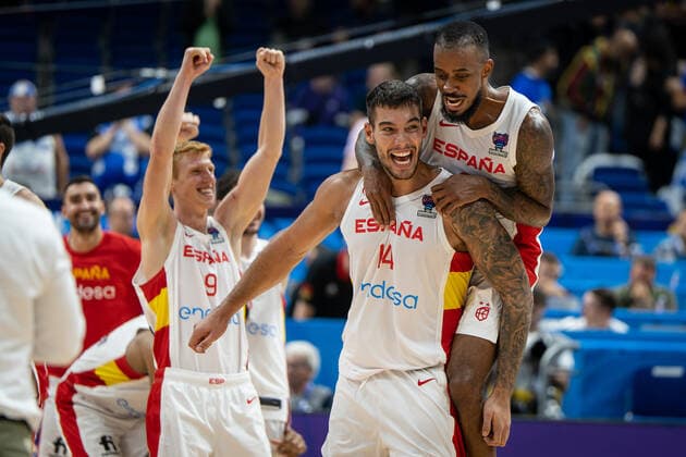Sport Bilder des Tages Basketball Berlin 13.09.2022 Eurobasket 2022 Viertelfinale Spanien (ESP) - Finnland (FIN) Joan SASTRE (Spanien, No.15) Lorenzo D ontez Brown (Spanien, No.02) Alberto Diaz (Spanien, No.09) Jubel *** Basketball Berlin 13 09 2022 Eurobasket 2022 Quarterfinals Spain ESP Finland FIN Joan SASTRE Spain, No 15 Lorenzo D ontez Brown Spain, No 02 Alberto Diaz Spain, No 09 Cheers