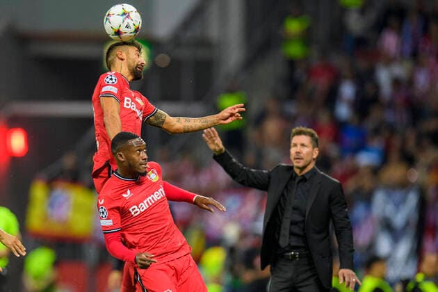 Sport Bilder des Tages Fußball: Champions League, Saison 2022 2023, 2. Spieltag, Bayer 04 Leverkusen - Atletico Madrid am 13.09.2022 in Leverkusen (Nordrhein-Westfalen). Leverkusen s Kerem Demirbay Leverkusen s Moussa Diaby Kopfballduell, Atletico s Chef-Trainer Diego Simeone schaut zu, Copyright: xKirchnerx xChristopherxNeundorfx
