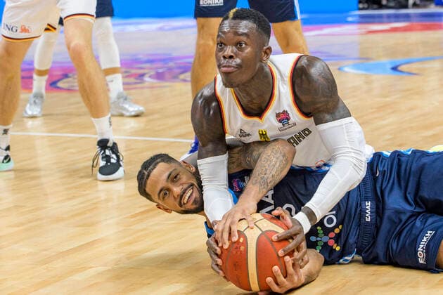 Bilder des Jahres 2022, Sport 09 September Sport Themen der Woche KW37 Sport Bilder des Tages v.l. Dennis Schroeder ( Team Deutschland, 17), Tyler Dorsey (Griechenland, 02), im harten Zweikampf am Boden, Zweikampf, Action, Kampf, Deutschland vs Griechenland, GER, FIBA Eurobasket, Viertel - Finalspiel, BBL, Basketball - Maenner, Saison 2022, 13.09.2022, GER, FIBA Eurobasket, Deutschland vs Griechenland, Viertel - Finalspiel, BBL, Basketball - Maenner, Saison 2022, 13.09.2022, Berlin *** v l Dennis Schroeder Team Germany, 17 , Tyler Dorsey Greece, 02 , in hard duel on the floor, duel, action, fight, Germany vs Greece, GER, FIBA Eurobasket, quarter final game, BBL, Basketball Maenner, Saison 2022, 13 09 2022, GER, FIBA Eurobasket, Germany vs Greece, quarter final game, BBL, Basketball Maenner, Saison 2022, 13 09 2022, Berlin Copyright: xEibner-Pressefoto UwexKochx EP_UKH