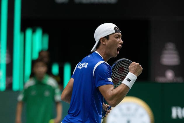 September 13, 2022, VALENCIA, VALENCIA, SPAIN: Seong Chan Hong of South Korea in action against Vasek Pospisil of Canada during the the Davis Cup by Rakuten 2022, Finals Group B, tennis match 1 played between South Korea and Canada at Fuente de San Luis pavilion on September 13, 2022, in Valencia, Spain. VALENCIA SPAIN - ZUMAa181 20220913_zaa_a181_050 Copyright: xOscarxJ.xBarrosox