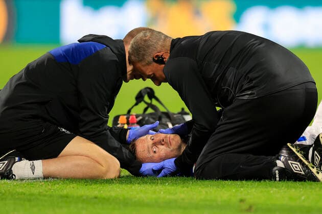 Bilder des Jahres 2022, Sport 09 September Sport Themen der Woche KW37 Sky Bet Championship Huddersfield Town v Wigan Athletic Tom Lees 32 of Huddersfield Town gets treated for a head injury during the Sky Bet Championship match Huddersfield Town vs Wigan Athletic at John Smith s Stadium, Huddersfield, United Kingdom, 13th September 2022 (Photo by Conor Molloy News Images) Huddersfield John Smith s Stadium West Yorkshire United Kingdom Copyright: xConorxMolloy NewsxImagesx