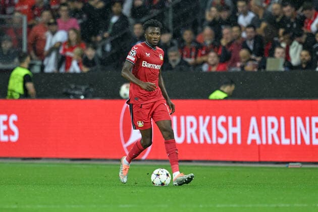 GER, UEFA Champions League, Bayer Leverkusen vs. Atletico Madrid 13.09.2022, BayArena , Leverkusen , GER, UEFA Champions League, Bayer Leverkusen vs. Atletico Madrid im Bild picture shows Edmond Tapsoba (Bayer Leverkusen 12) läuft mit dem Ball am Fuß.