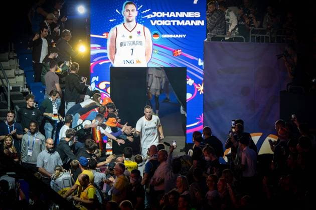 Basketball Berlin 13.09.2022 Eurobasket 2022 Viertelfinale Deutschland (GER) - Griechenland (GRE) Teamvorstellung Deutschland Johannes Voigtmann (Deutschland, No.07) *** Basketball Berlin 13 09 2022 Eurobasket 2022 quarterfinal Germany GER Greece GRE team presentation Germany Johannes Voigtmann Germany, No 07