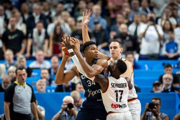 Basketball Berlin 13.09.2022 Eurobasket 2022 Viertelfinale Deutschland (GER) - Griechenland (GRE) Giannis Antetokounmpo (Griechenland, No.34) Dennis Schröder Schroeder (Deutschland, No.17) Schröder Schroder Johannes Voigtmann (Deutschland, No.07)