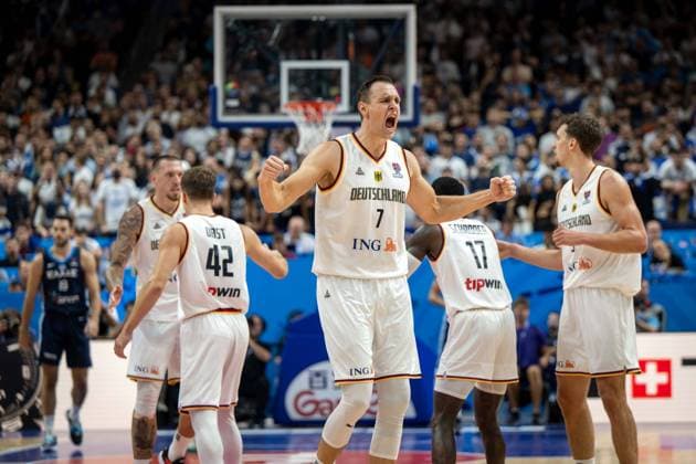 Basketball Berlin 13.09.2022 Eurobasket 2022 Viertelfinale Deutschland (GER) - Griechenland (GRE) Johannes Voigtmann (Deutschland, No.07) Jubel