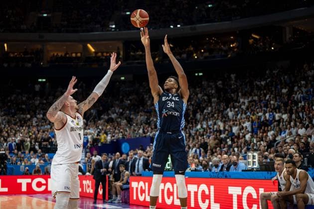Basketball Berlin 13.09.2022 Eurobasket 2022 Viertelfinale Deutschland (GER) - Griechenland (GRE) Giannis Antetokounmpo (Griechenland, No.34) Daniel Theis (Deutschland, No.10)