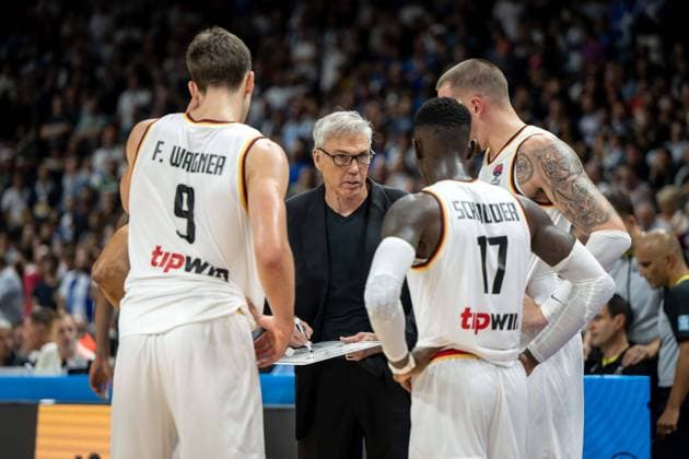 Basketball Berlin 13.09.2022 Eurobasket 2022 Viertelfinale Deutschland (GER) - Griechenland (GRE) Gordon Herbert (Deutschland, Bundestrainer) Dennis Schröder Schroeder (Deutschland, No.17) Schröder Schroder Daniel Theis (Deutschland, No.10) Franz Wagner (Deutschland, No.09)