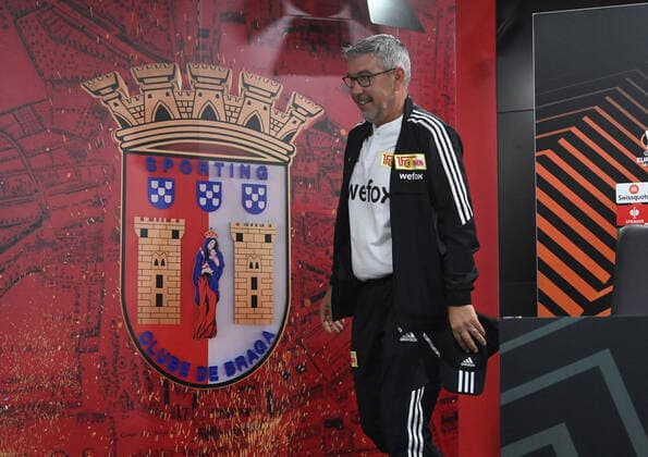 Fussball, Herren, Saison 2022 2023, Europa League, Pressekonferenz Training vor dem Sporting Braga - 1. FC Union Berlin, Trainer Urs Fischer (1. FC Union) nach der PK neben dem Vereinswappen von Braga, 14.09. 2022, Copyright: xMatthiasxKochx