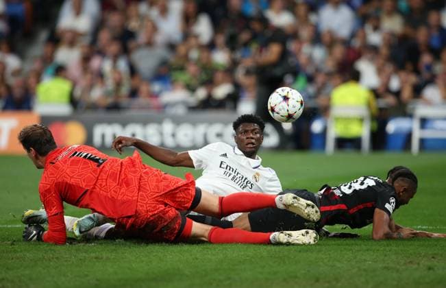 Sport Bilder des Tages Thibaut Courtois, Aurelien Tchouameni and Christopher Nkunku during Real madrid vs RB Leipzig Champions League match on September 14, 2022 at Santiago Bernabeu Stadium in Madrid, Spain. Photo: Cesar Cebolla ALFAQUI Madrid Santiago Bernabeu Stadium Spain Copyright: xCesarxCebollax xALFAQUIx