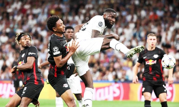 Sport Themen der Woche KW37 Sport Bilder des Tages Real Madrid - RB Leipzig 14.09.2022 Madrid, 14.09.2022, Estadio Santiago Bernabeu, Fussball , UEFA Champions League, Gruppe F, 2.Spieltag , Real Madrid vs. RB Leipzig , Im Bild v.l.: Mohamed Simakan (2, RB Leipzig), Abdou Diallo (37, RB Leipzig) und Antonio Rüdiger Ruediger (22, Real) , UEFA regulations prohibit any use of photographs as image sequences and or quasi-video , *** Real Madrid RB Leipzig 14 09 2022 Madrid, 14 09 2022, Estadio Santiago Bernabeu, Football , UEFA Champions League, Group F, Matchday 2 , Real Madrid vs RB Leipzig , Pictured v l Mohamed Simakan 2, RB Leipzig , Abdou Diallo 37, RB Leipzig and Antonio Rüdiger Ruediger 22, Real , UEFA regulations prohibit any use of photographs as image sequences and or quasi video , Picture Point