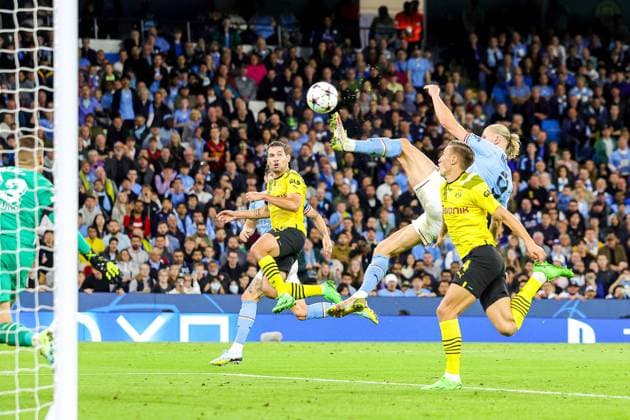 Sport Bilder des Tages Manchester City v Borussia Dortmund Champions League 14 09 2022. Goal 2-1 Erling Haaland (9) of Manchester City scores a goal during the Champions League match between Manchester City and Borussia Dortmund at the Etihad Stadium, Manchester, England on 14 September 2022. Editorial use only , Copyright: xNigelxKeenex PSI-15970-0065