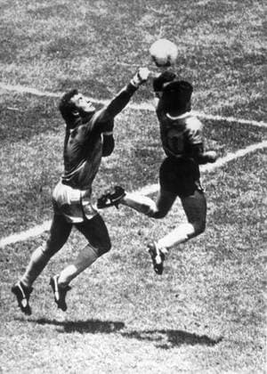 World Cup Mexico June 22,1986 Argentinas Maradona slar bollen i mal med handen framför Englands malvakt Peter Shilton i kvartsfinalen i Mexico City. Argentina vann matchen 2-1. COPYRIGHT PRESSENS BILD Kod 450 MEXICO CITY Fotboll x450x  Copyright: xUPIx MARADONAS HAND