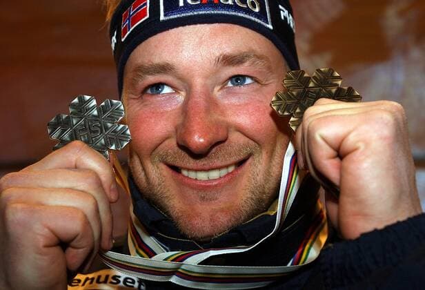 ST MORITZ 20030208 Det blev norskt VM-silver genom Kjetil Andre Aamodt da herrarnas störtlopp avgjordes i St Moritz lördagen den 8:e februari 2003. Här poserar Aamodt med sina tva medaljer i detta VM efter den officiella medaljutdelningen i St Moritz pa lördagskvällen. ST MORITZ Schweiz x20520x  Copyright: xTorxRichardsen TTx 20520