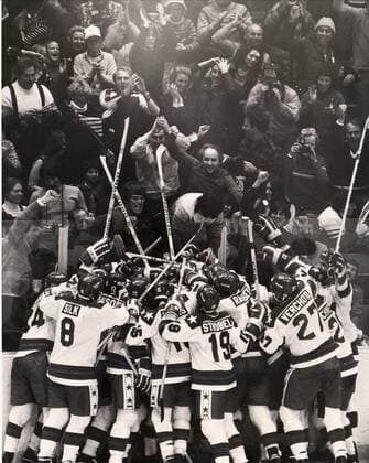 USA LAKE PLACID 1980-02-22. Team USA celebrates winning vs USSR during the Olympic Semi-final 1980. Photo SCANPIX SWEDEN Pressens Bild TT Kod: 190 LAKE PLACID USA Övriga sporter x190x  Copyright: xSCANPIXxSWEDEN PressensxBild TTx ISHOCKEYLAG