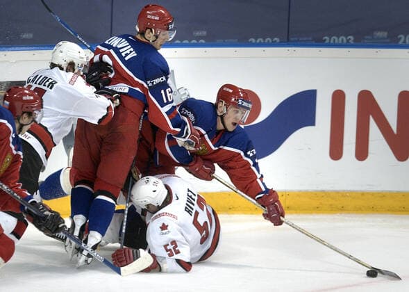 ABO 20030505 Ishockey VM 2003. Kanada-Ryssland, pa bilden: Rysslands Vladimir Antipov och Sergei Zinoviev i kamp med kanadas Craig Rivet och Kyle Calder. Foto Claudio Bresciani SCANPIX Code 30230-407 *** Bilden ingar i sportpaket Ishockey VM 2003. Betalbild t.o.m. 030512, därefter fri för abbonemangstidnigar *** Abo Finland x30230x  Copyright: xClaudioxBrescianix xTTx 30230