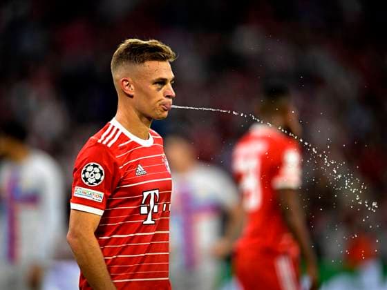 13.09.2022, Fussball UEFA Championsleague 2022 2023: Vorrunde, FC Bayern München - FC Barcelona, Barca in der Allianz-Arena München. Joshua Kimmich (FC Bayern München) spuckt sein Wasser aus
