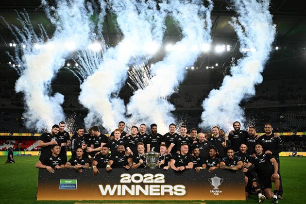 Bilder des Jahres 2022, Sport 09 September Sport Themen der Woche KW37 Sport Bilder des Tages RUGBY AUSTRALIA NEW ZEALAND, All Blacks players celebrate with the Bledisloe Cup during the Rugby Championship match between Australia and New Zealand at Marvel Stadium in Melbourne, Thursday, September 15, 2022. ( NO ARCHIVING, EDITORIAL USE ONLY, NO USE IN BOOKS WITHOUT CONSENT MELBOURNE VIC AUSTRALIA  Copyright: xJOELxCARRETTx 20220915001703751715