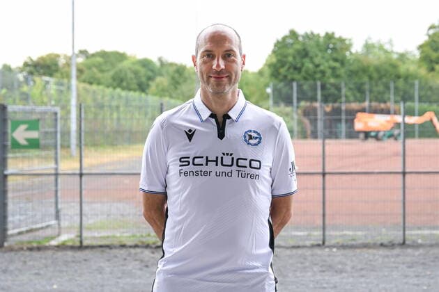 GER, offizieller Portraittermin Mannschaftsfoto Arminia Bielefeld 14.09.2022, Schueco Arena , Bielefeld , GER, offizieller Portraittermin Mannschaftsfoto Arminia Bielefeld im Bild picture shows Trainer Daniel Scherning (DSC Arminia Bielefeld)