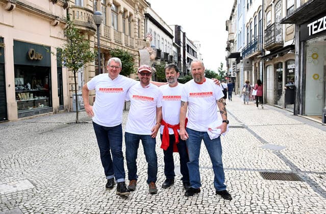 Fussball, Herren, Saison 2022 2023, Europa League, Sporting Braga - 1. FC Union Berlin (Gruppenphase, Gruppe D, 2. Spieltag), Fans von Union in der Innenstadt von Braga mit Mottoshirt Reisekader 1. FC Union Berlin e.V,, 15.09. 2022, Copyright: xMatthiasxKochx