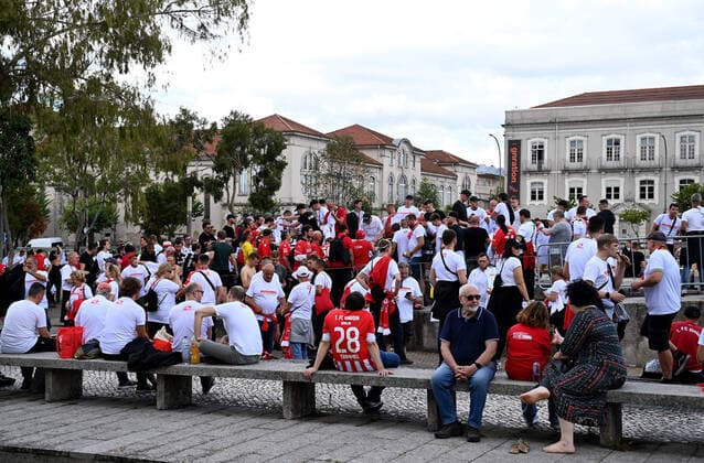 Fussball, Herren, Saison 2022 2023, Europa League, Sporting Braga - 1. FC Union Berlin (Gruppenphase, Gruppe D, 2. Spieltag), die Fans von Union versammelten sich am Nachmittag am Praca Conde Agrolongo in der Innenstadt von Braga, dort wurden auch die weißen Mottoshirts mit der Aufschrift Reisekader ausgegeben, 15.09. 2022, Copyright: xMatthiasxKochx