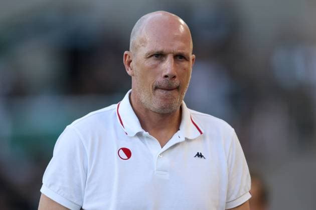Fußball, EL, AS Monaco - Ferencvaros Budapest Monaco, Monaco, 15th September 2022. Philippe Clement Head coach of AS Monaco makes his way to the bench prior to kick off in the UEFA Europa League match at Stade Louis II, Monaco. Picture credit should read: Jonathan Moscrop Sportimage EDITORIAL USE ONLY. No use with unauthorised audio, video, data, fixture lists, club league logos or live services. Online in-match use limited to 120 images, no video emulation. No use in betting, games or single club league player publications. SPI-1868-0005