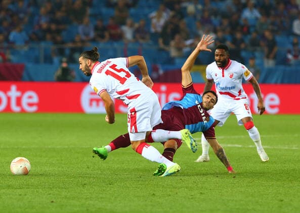 Fußball, EL, Trabzonspor - Roter Stern Belgrad Maxi Gomez of Trabzonsor and Aleksandar Dragovic 15 of Crvena Zvezda during the UEFA Europa League group H match between Trabzonspor and Crvena Zvezda at Senol Gunes Stadium in Trabzon, Turkey on September 15, 2022. ( hoto by Seskimphoto ) Trabzonspor v Crvena Zvezda 