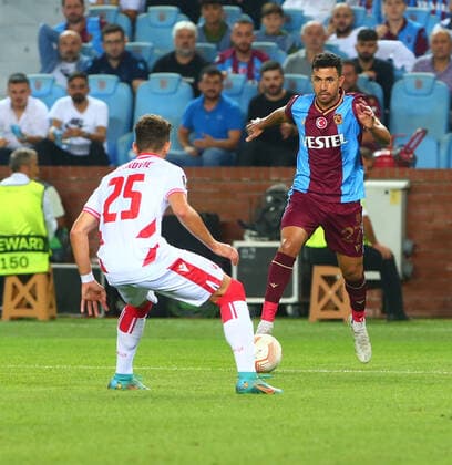 Fußball, EL, Trabzonspor - Roter Stern Belgrad Trezeguet 27 of Trabzonsor and Strahinja Erakovic 25 of Crvena Zvezda during the UEFA Europa League group H match between Trabzonspor and Crvena Zvezda at Senol Gunes Stadium in Trabzon, Turkey on September 15, 2022. ( hoto by Seskimphoto ) Trabzonspor v Crvena Zvezda 