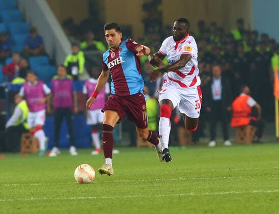 Fußball, EL, Trabzonspor - Roter Stern Belgrad Anastasios Bakasetas (L) of Trabzonsor and Sekou Sanogo (R) of Crvena Zvezda battle for the ball during the UEFA Europa League group H match between Trabzonspor and Crvena Zvezda at Senol Gunes Stadium in Trabzon, Turkey on September 15, 2022. ( hoto by Seskimphoto ) Trabzonspor v Crvena Zvezda 