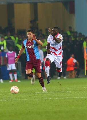 Fußball, EL, Trabzonspor - Roter Stern Belgrad Anastasios Bakasetas (L) of Trabzonsor and Sekou Sanogo (R) of Crvena Zvezda battle for the ball during the UEFA Europa League group H match between Trabzonspor and Crvena Zvezda at Senol Gunes Stadium in Trabzon, Turkey on September 15, 2022. ( hoto by Seskimphoto ) Trabzonspor v Crvena Zvezda 