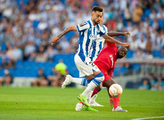 Fußball, EL, Real Sociedad San Sebastian - Omonia Nikosia Partido de la UEFA Europa League 2022-23 entre la Real Sociedad de Futbol y el AC Omonia Nicosia, jugado en el Reale Arena. En la imagen, falta cometida sobre Brais MÃ ndez (Real Sociedad). UEFA Europa League 2022-23 match between Real Sociedad and Omonia Nicosia, played at Reale Arena stadium. In this picture, foul committed on Brais MÃ ndez (Real Sociedad; left). JOSUNExMTZ.xDExALBENIZ 