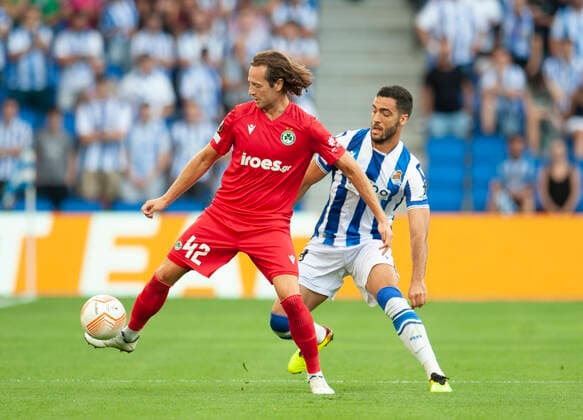 Fußball, EL, Real Sociedad San Sebastian - Omonia Nikosia Partido de la UEFA Europa League 2022-23 entre la Real Sociedad de Futbol y el AC Omonia Nicosia, jugado en el Reale Arena. En la imagen, Mikkel Diskerud (Omonia) y Mikel Merino (Real Sociedad). UEFA Europa League 2022-23 match between Real Sociedad and Omonia Nicosia, played at Reale Arena stadium. In this picture, Mikkel Diskerud (Omonia; left) and Mikel Merino (Real Sociedad; right). JOSUNExMTZ.xDExALBENIZ 