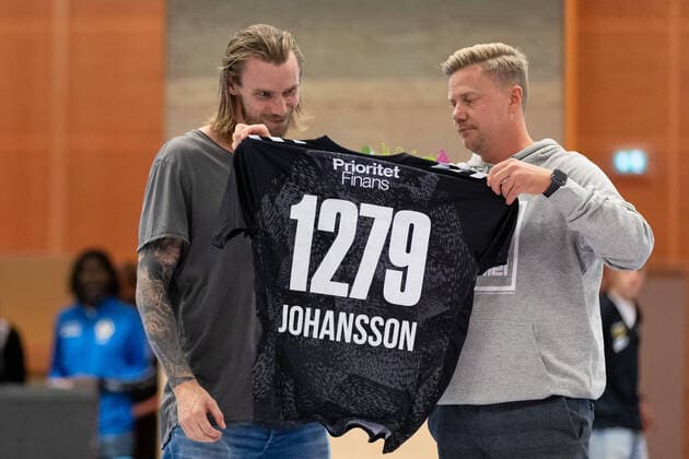 Bilder des Jahres 2022, Sport 09 September Sport Themen der Woche KW37 Sport Bilder des Tages 220915 Tidigare Redbergslids spelaren Tobias Johansson uppvaktas som meste malskytt genom tiderna med 1279 mal i Redbergslid efter handbollsmatchen i Handbollsligan mellan Redbergslid och Lugi den 15 september 2022 i Göteborg. *** 220915 Former Redbergslid player Tobias Johansson is courted as the most goalscorer of all time with 1279 goals in Redbergslid after the handball match in the Handball League between Redbergslid and Lugi on September 15, 2022 in Gothenburg,  Copyright: MICHAELxERICHSEN BB220915MI018