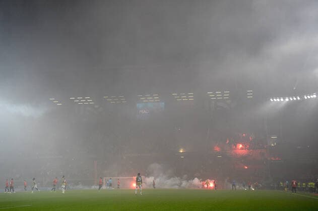 Fußball, EL, Stade Rennes - Fenerbahce IStanbul Lancement des fumigenes durant le match par Les supporters de Fenerbahce - ambiance - FOOTBALL : Rennes vs Fenerbahce - Ligue Europa - Rennes - 15 09 2022 FedericoPestellini Panoramic 