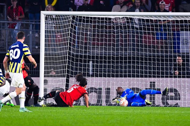 Fußball, EL, Stade Rennes - Fenerbahce IStanbul Steve Mandanda ( 30 - Rennes ) - FOOTBALL : Rennes vs Fenerbahce - Ligue Europa - Rennes - 15 09 2022 FedericoPestellini Panoramic 