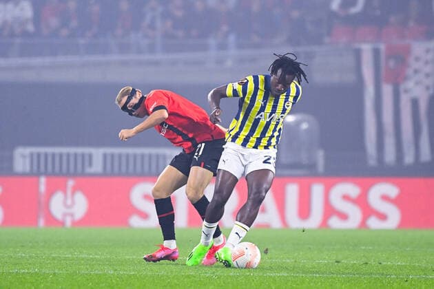 Fußball, EL, Stade Rennes - Fenerbahce IStanbul Lovro MAJER ( 21 - Rennes ) - Michy Batshuayi ( 23 - Fenerbahce ) - FOOTBALL : Rennes vs Fenerbahce - Ligue Europa - Rennes - 15 09 2022 FedericoPestellini Panoramic 