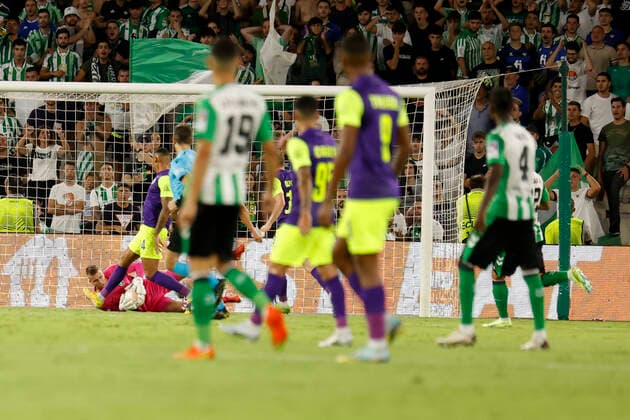 Fußball, EL, Real Betis Sevilla - PFC Ludogorets Razgrad September 15, 2022, Seville, Spain: SERGIO PADT of Ludogorets (L) makes a save during the Europa League Group C soccer match between Real Betis and PFC Ludogorets 1945 at Benito Villamarin Stadium Seville Spain - ZUMAa142 20220915_zap_a142_003 Copyright: xDanielxGonzalezxAcunax