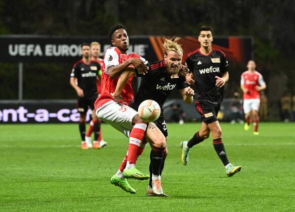 Fußball, EL, Sporting Braga - 1. FC Union Berlin Fussball, Herren, Saison 2022 2023, Europa League, Sporting Braga - 1. FC Union Berlin (Gruppenphase, Gruppe D, 2. Spieltag), v. l. Simon Banza (SC Braga), Tymoteusz Puchacz (1. FC Union Berlin), Diogo Leite (1. FC Union Berlin), 15.09. 2022, Copyright: xMatthiasxKochx