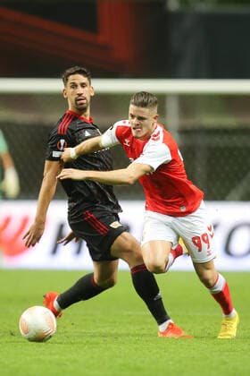 Fußball, EL, Sporting Braga - 1. FC Union Berlin FOOTBALL, FUSSBALL - Vitinha (R) of SC Braga challenges Khedira of FC Union Berlin during the Europa League match between SC Braga and FC Union Berlin. Estadio Municipal de Braga, Portugal, 15th September 2022. Photo: IMAGO Pedro Benavente