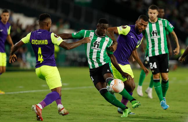 Fußball, EL, Real Betis Sevilla - PFC Ludogorets Razgrad Partido de la UEFA Europa League 2022-23 entre el Real Betis BalompiÃ y el PFC Ludogorets Razgrad, jugado en el Estadio Benito Villamarin. En la imagen, Luiz Henrique (Betis) intenta superar a un defensa. UEFA Europa League 2022-23 match between Real Betis and Ludogorets Razgrad, played at Benito Villamarin stadium. In this picture, Luiz Henrique (Betis) tries to get past a defender. RAMONxNAVARRO 