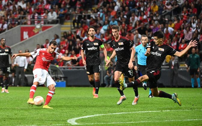 Fußball, EL, Sporting Braga - 1. FC Union Berlin Fussball, Herren, Saison 2022 2023, Europa League, Sporting Braga - 1. FC Union Berlin (Gruppenphase, Gruppe D, 2. Spieltag), v. l. Ricardo Horta (SC Braga), Rani Khedira (1. FC Union Berlin), Janik Haberer (1. FC Union Berlin), Diogo Leite (1. FC Union Berlin), 15.09. 2022, Copyright: xMatthiasxKochx